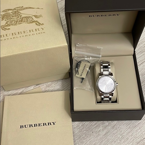 Burberry watch - Picture 1 of 7